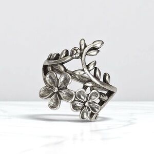 5 For $25💫Trendy Whimsigoth Silver Floral Ring